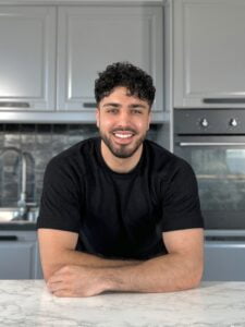 Profile Picture of Ahmad Noori (Dr. Vegan) in front of his kitchen