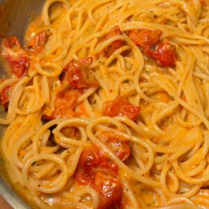 creamy roasted tomato and garlic pasta