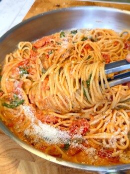 One-Pan Creamy Garlic Tomato Spaghetti