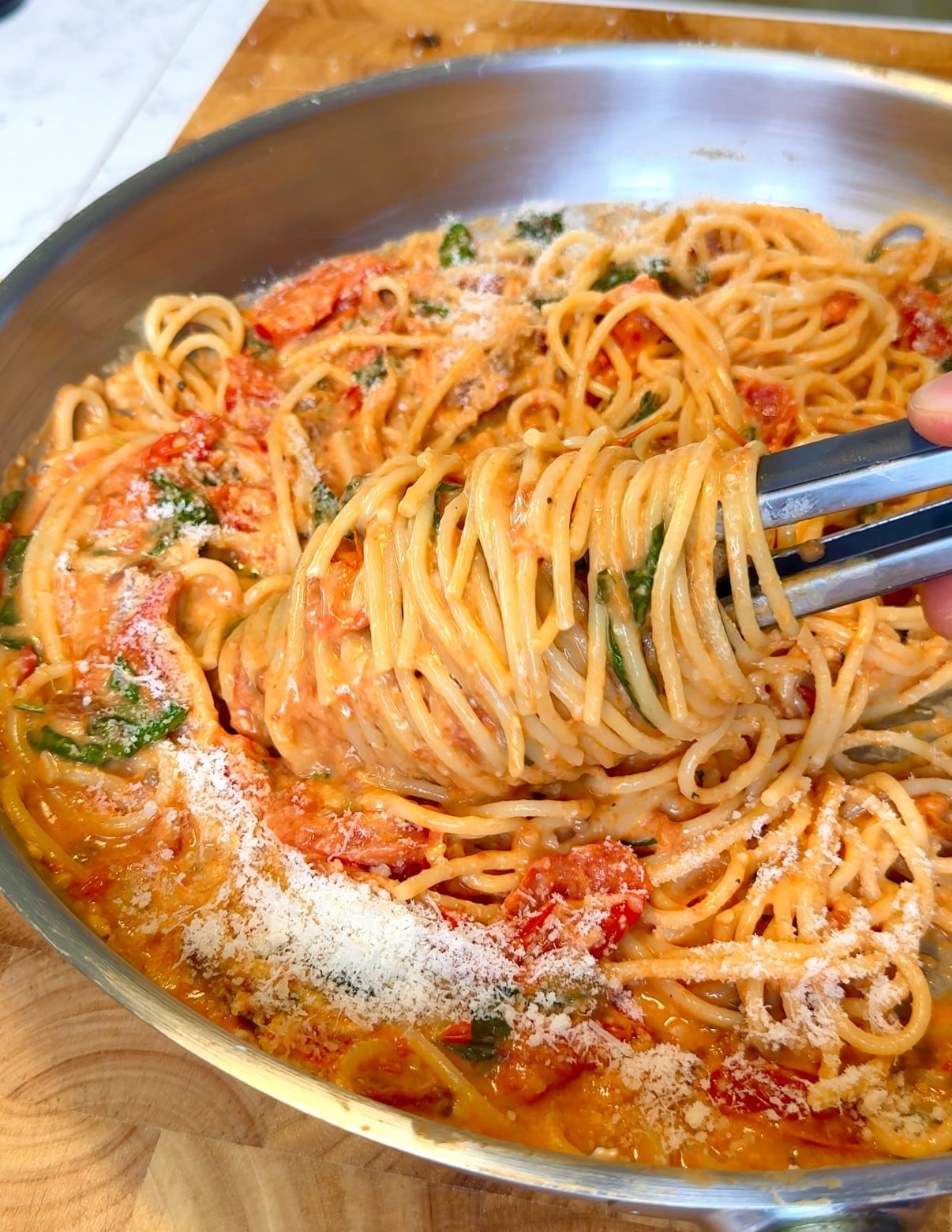 One-Pan Creamy Garlic Tomato Spaghetti