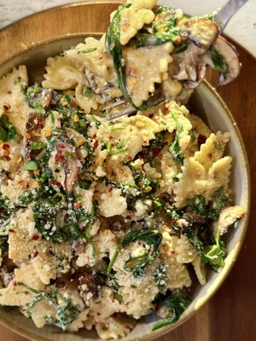 Creamy Spinach and Mushroom Pasta Bowl