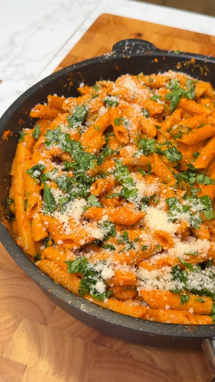 One Pot Creamy Spinach Tomato Pasta