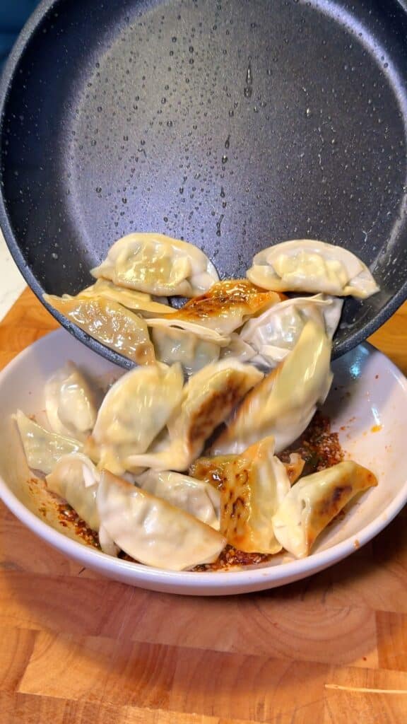 Finish
 Toss dumplings in the chili oil sauce until evenly coated.