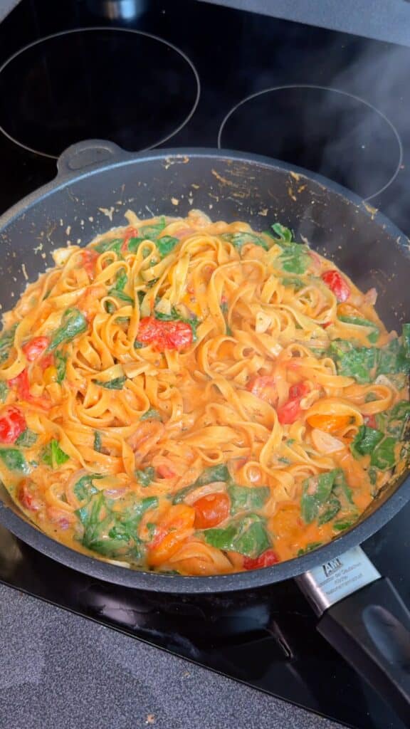 Uncover & finish – Stir well so the pasta absorbs the creamy tomato sauce. Let it reduce slightly if needed.