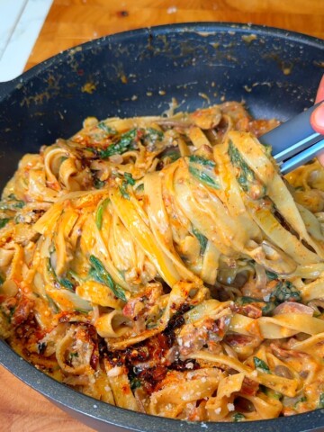 Creamy One Pan Mushroom Pasta with Spinach & Sun Dried Tomatoes