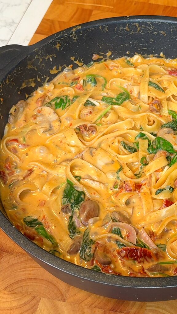 Stir and let it thicken
After a few minutes, remove the lid and stir. The sauce will start to thicken into a glossy, creamy coating.