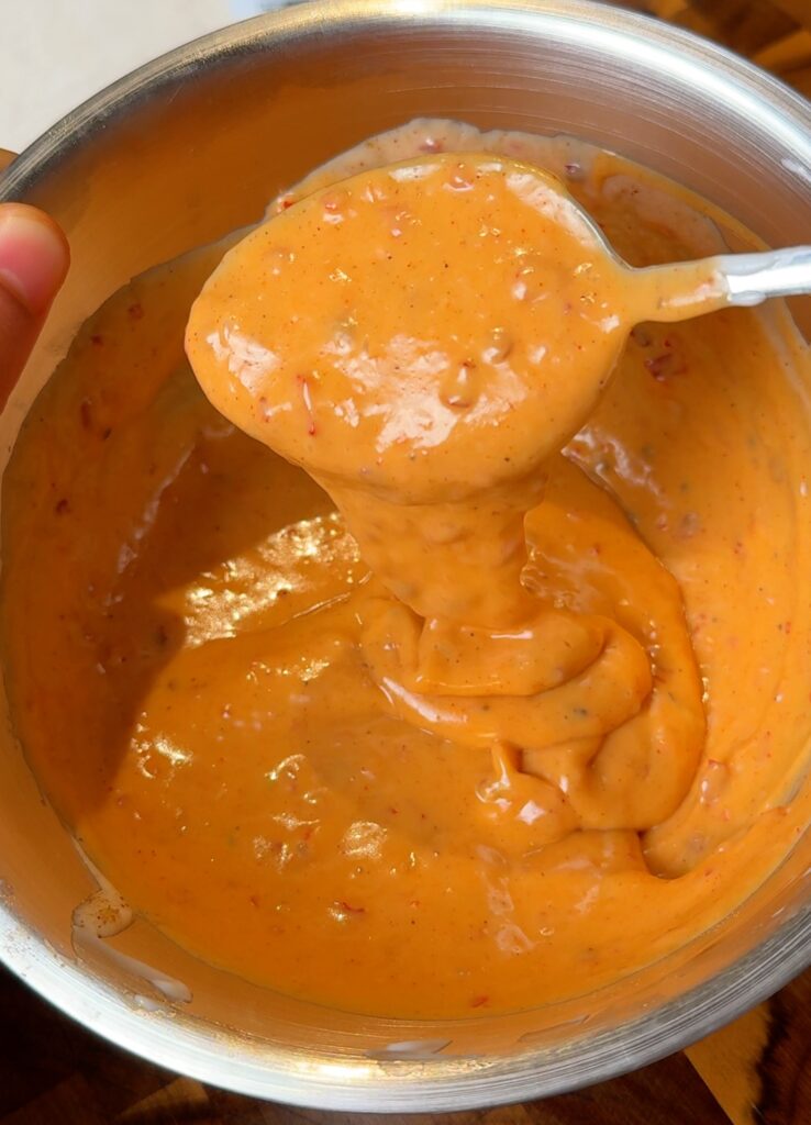 Smoky chipotle mayo
Mix vegan mayo with chipotle/adobo until smooth and creamy, then adjust the heat to your taste. It’s the perfect smoky dip for the hot crispy potatoes.