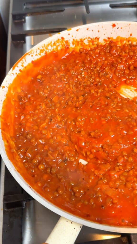 Simmer until rich
The ragù should be glossy and clinging, not watery. That’s when it’s ready.