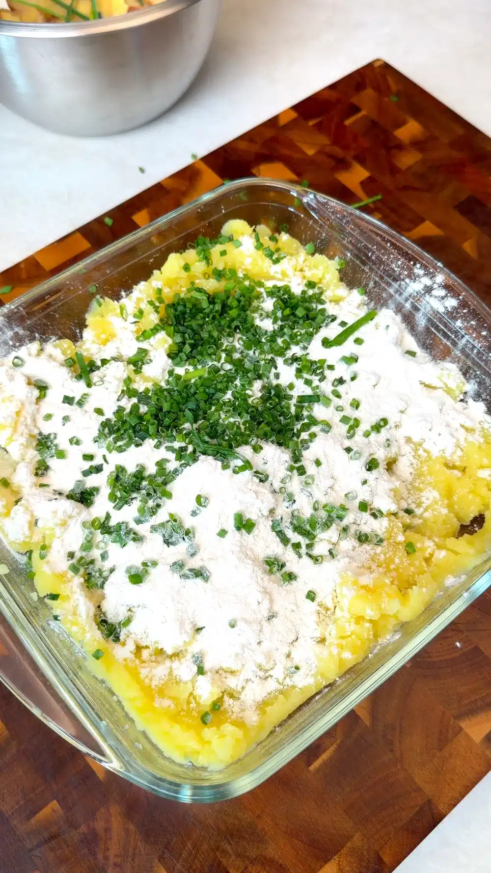 Mashed potatoes with flour, vegan cheese and chopped chives